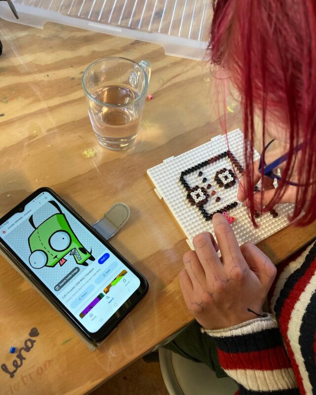 Of we weer kunnen knutselen in het Atelier? “Uhhh ja, wat een goed idee!” 
“Maar dan moet het wel een goede naam krijgen”😅Aldus een van onze jongeren. 
Duss The crea crafters werd geboren😎 (op woensdagmiddag) Kletsen over van alles en nog wat, een bakje thee, koekje en met elkaar muziek uitkiezen op Spotify, kan niet beter!