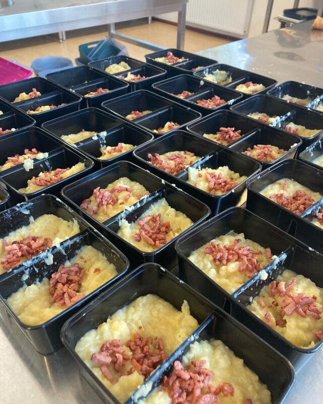 Voor ‘Koken voor de buurt’ vandaag het gerecht ‘hete bliksem’ op het menu🤩🤩 
Kun jij een (gratis of tegen een donatie) maaltijd gebruiken of ken je iemand die wel een maaltijd kan gebruiken? Laat het ons weten! 0683390411