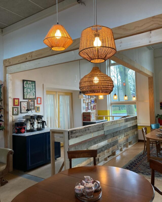 En toen.... was er licht! (en elektriciteit, dus we kunnen weer koffiezetten😅) Wat een handige Harry’s hebben we toch in ons midden! De ene knutselt een bar in elkaar en de andere een keuken of leert op haar 44e nog eens schroeven in de muur te boren... (met een plug uiteraard😆) Nu als een malle de boel gereedmaken voor het vierdaagse kerstfeest🤣, maar daarover later meer! 
Fijn weekend😎